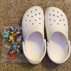 WHITE CROCS WITH JIBITS